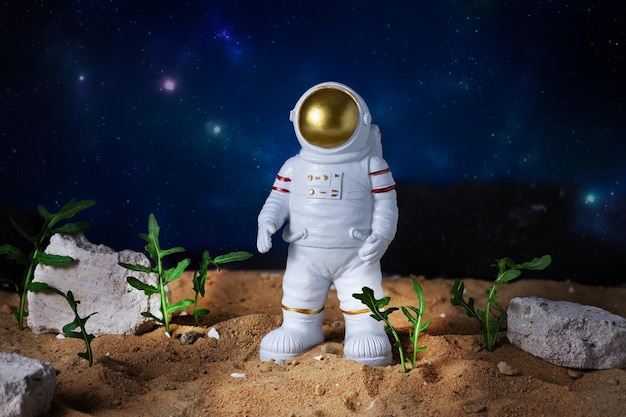 Landbouwtechnologieën in de ruimte concept Astronaut planten kweken op een buitenaardse planeet