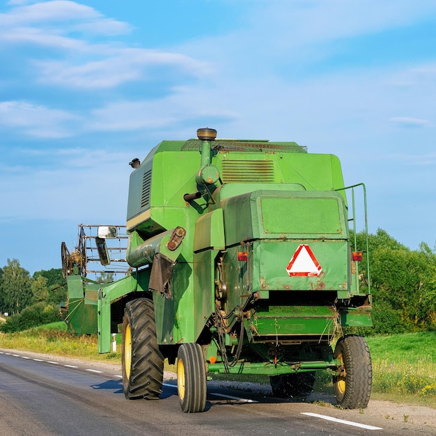 Landbouwtractor in de weg, in Polen.