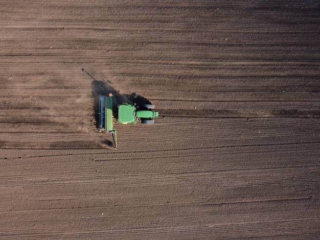 Landbouwtractor ploegt bodemveld om te zaaien