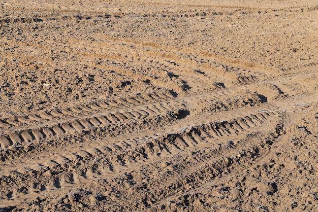 landbouwveld met sporen van auto's, bevroren grond op het boerenveld van het dorp