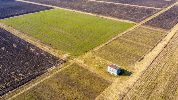 Landbouwvelden op het platteland, uitzicht vanaf een drone