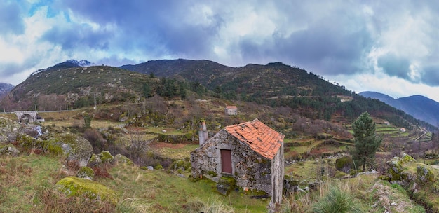 Landelijk dorp met huizen gebouwd in het berggebied Portugal