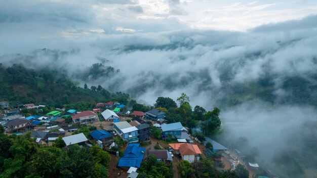 Foto landelijk dorp op de heuvel in de ochtend mist in de vallei ten noorden van thailand