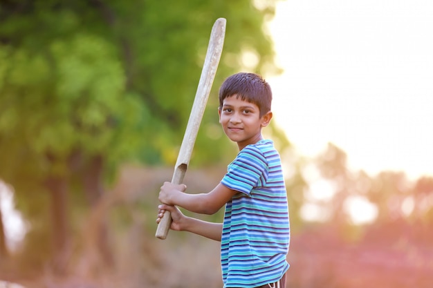 Landelijk indiaas kind met cricket