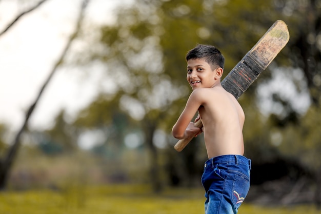 Landelijk Indiaas kind met cricket