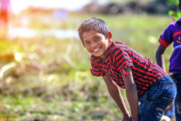 Landelijk Indiaas kind spelen in de rivier