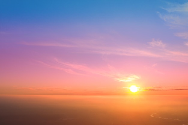 Landelijk landschap in de mistige ochtend. Luchtfoto van het landschap tijdens zonsopgang