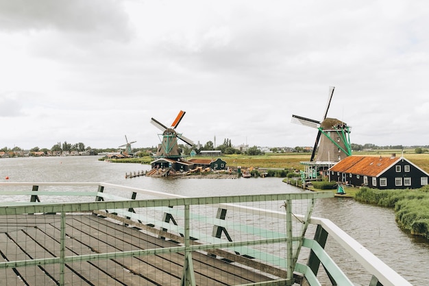 Landelijk landschap met molen in zaanse schans holland nederland authentieke zaandam molen