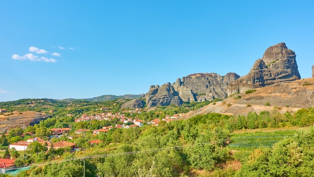Landelijk landschap met rotsen een klein dorp in Thessalië, Griekenland - Pittoresk Grieks landschap