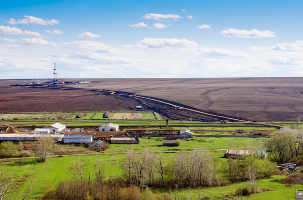 Landelijk landschap met veeteeltbedrijf en de boortoren Uitzicht van bovenaf