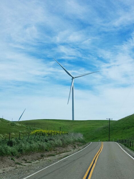 Foto landelijk landschap met windturbines op de achtergrond