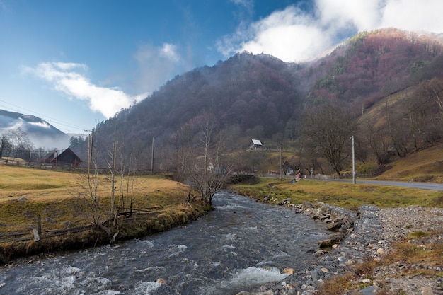 Landelijk landschap Roemenië, ochtend bewolkt weer in de bergen