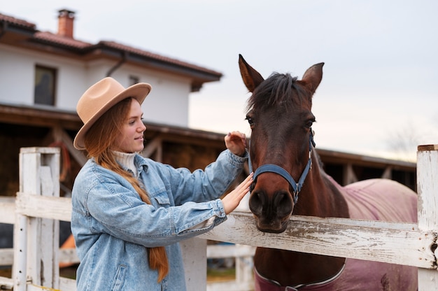 Landelijk leven levensstijl groeiende paarden