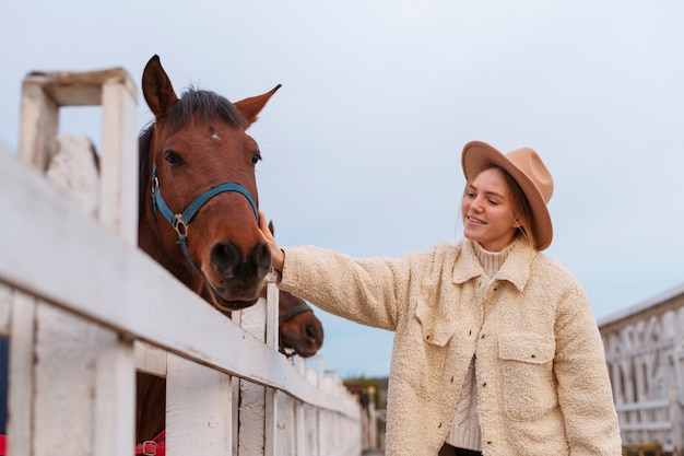 Landelijk leven levensstijl groeiende paarden