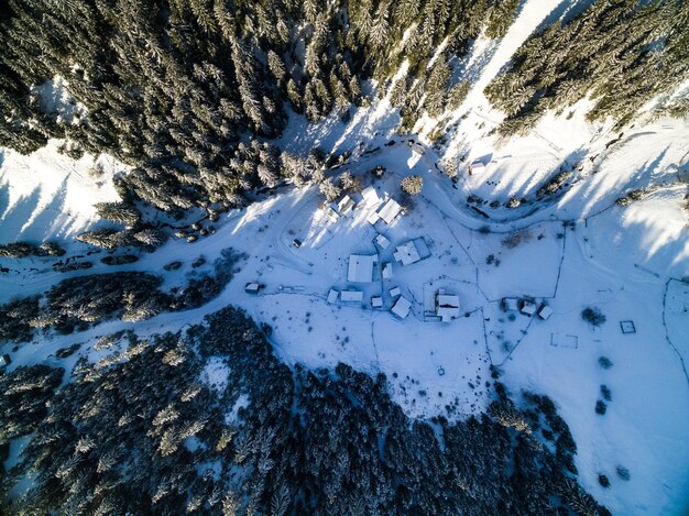 Landelijk winterlandschap met boerderij