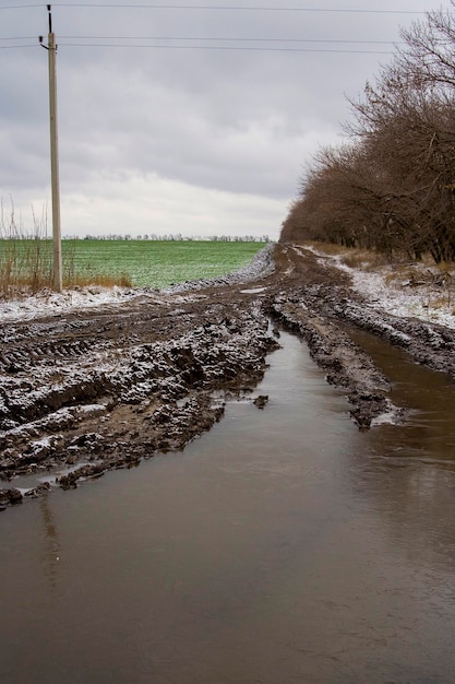 Landelijk winterlandschap met een slechte weg