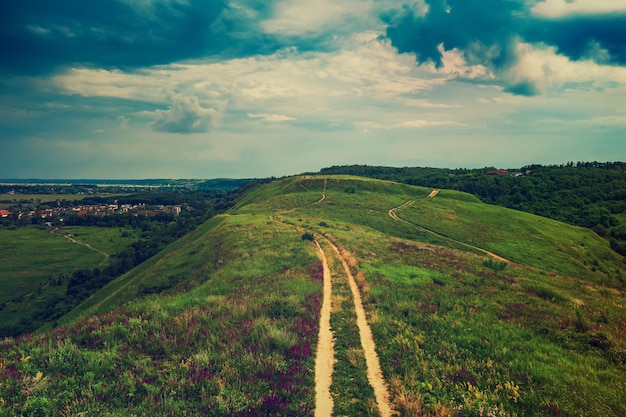 Landelijk zomerlandschap met groene velden en landweg natuurlijke luchtfoto als achtergrond