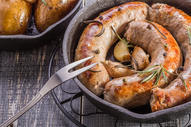 landelijke aardappelen en gebakken worstjes