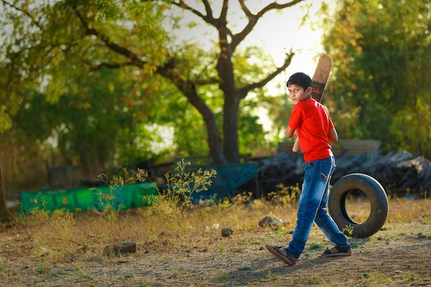 Landelijke Indiase kind Cricket spelen