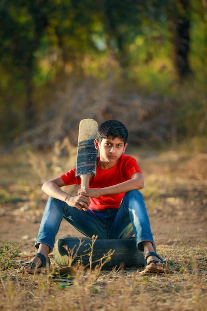 Landelijke indiase kind cricket spelen