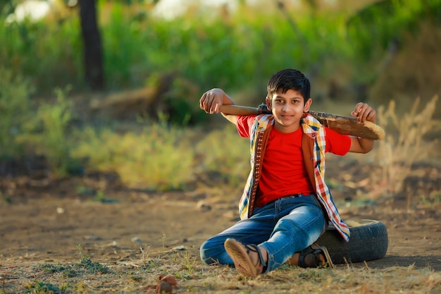 Landelijke Indiase kind Cricket spelen