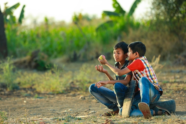 Landelijke indiase kind cricket spelen