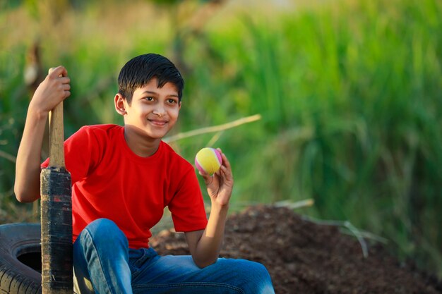 Landelijke Indiase kind Cricket spelen