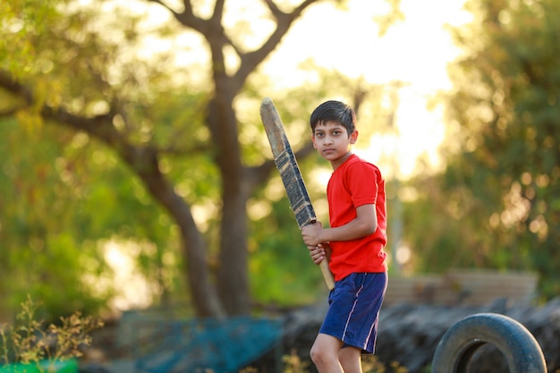 Landelijke Indiase kind Cricket spelen