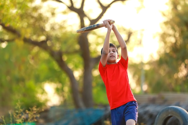 Landelijke Indiase kind Cricket spelen