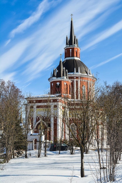 Landelijke kerk in de winter in de buitenwijken