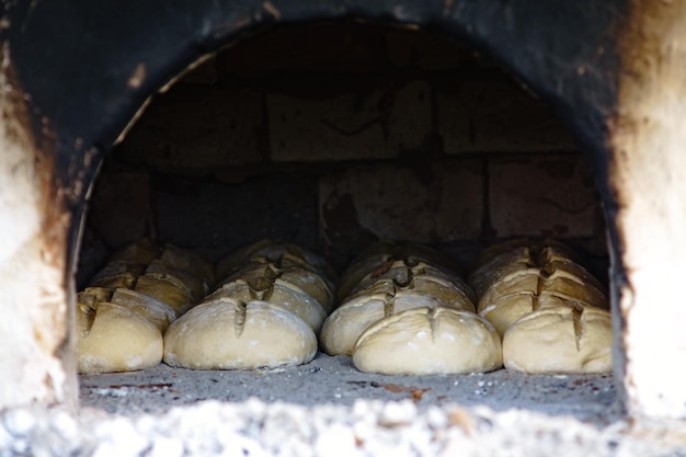Landelijke oven in een Oekraïens dorp met deeg klaar om te bakken