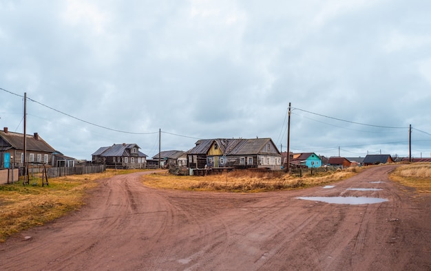 Landelijke splitsing van de weg. Een klein authentiek dorpje aan de Witte Zeekust. Kashkarantsy visserij collectieve boerderij. Kola-schiereiland. Rusland.