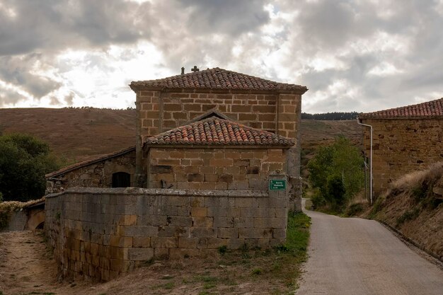 Landelijke straat in de stad Serna del Ebro.