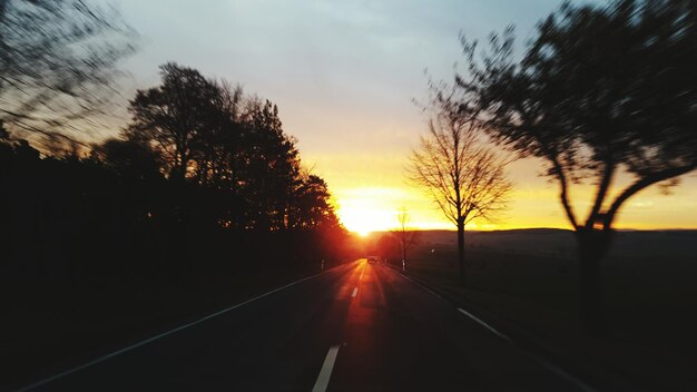 Foto landelijke weg bij zonsondergang