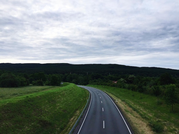 Landelijke weg die door het landschap loopt