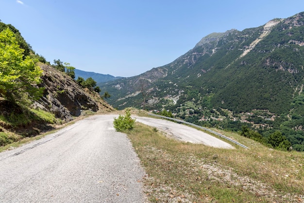 Landelijke weg in het berggebied Tzoumerka Epirus Griekenland