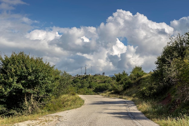 Landelijke weg in het berggebied Tzoumerka Epirus Griekenland