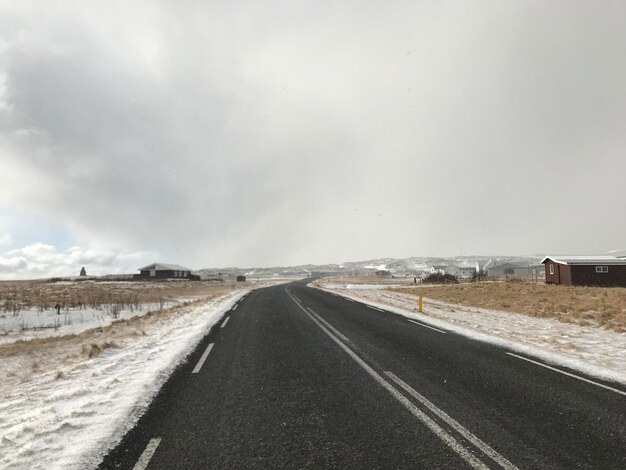 Foto landelijke weg tegen de lucht in de winter