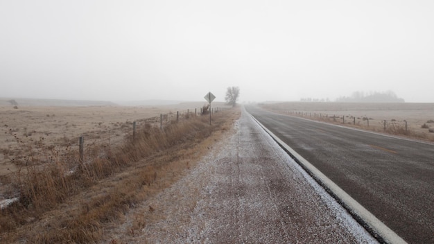 Landelijke weg tijdens de winterstorm.