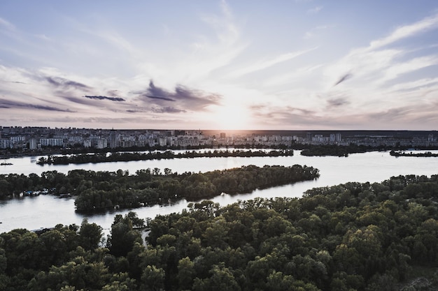 Landelijke zomerzonsondergang in Kiev met Dnipro-rivier en dramatische kleurrijke lucht natuurlijke achtergrond luchtfoto Verbazingwekkend seizoenslandschap