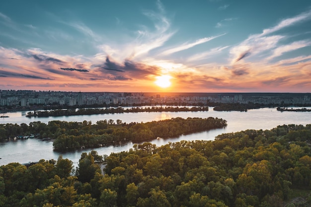 Landelijke zomerzonsondergang