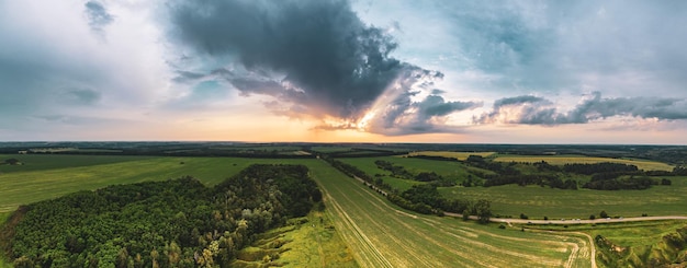 Landelijke zomerzonsondergang