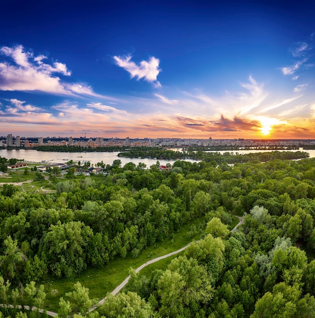 Landelijke zomerzonsondergang