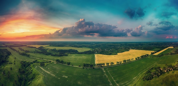 Landelijke zomerzonsondergang