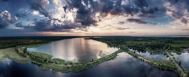 Landelijke zomerzonsondergang