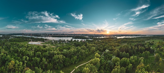 Landelijke zomerzonsondergang