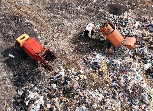 Foto smaltimento dei rifiuti in discarica discarica di rifiuti con rifiuti di plastica il camion della spazzatura scarica i rifiuti nella discarica