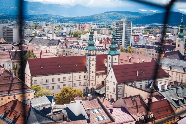 Foto landhaus e paesaggio cittadino visto attraverso la finestra