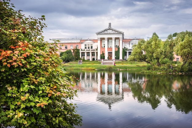 Landhuis met een weerspiegeling in de vijver Botanische Tuin VDNKh Moskou