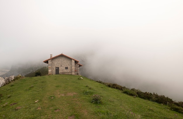 Landhuis op de berg omringd door mist